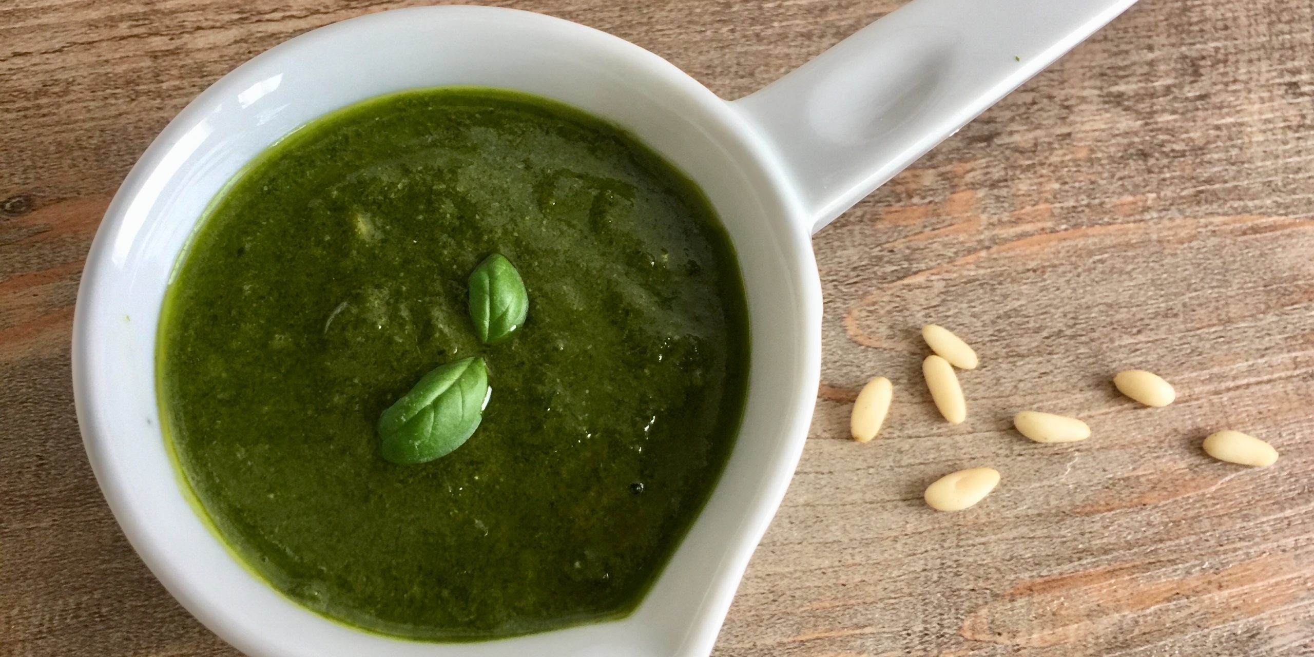 Come fare il pesto di basilico perfetto: ricetta tradizionale al mortaio, variante veloce col frullatore, dosi, ingredienti DOP, errori da evitare, conservazione e abbinamenti.