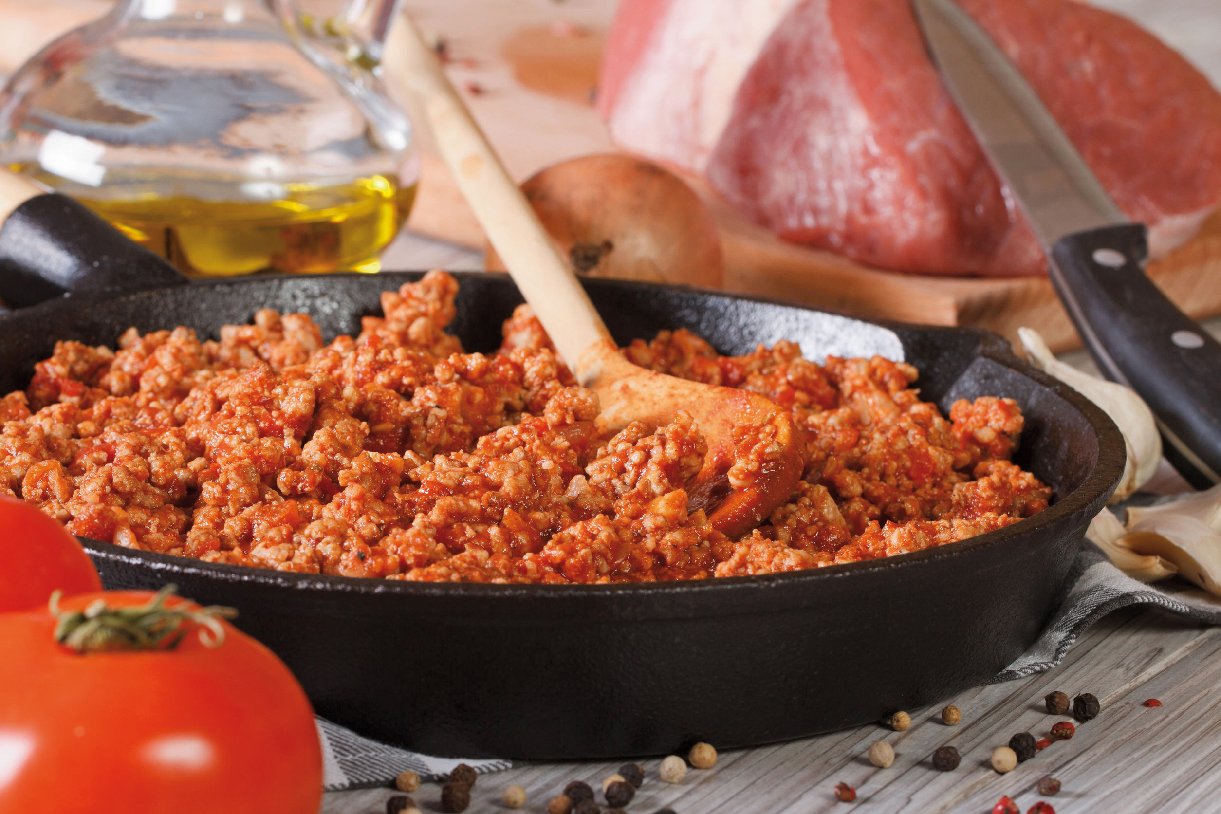 Come fare il ragù di carne perfetto: soffritto, rosolatura, sfumatura e lunga cottura. Dosi precise, tempi, consigli anti-acido, varianti (Bolognese, Napoletano) e conservazione.