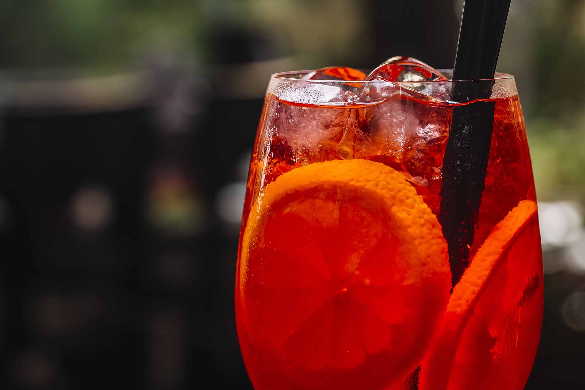 Come fare lo Spritz a casa: ricetta originale con proporzioni 3–2–1, ingredienti, bicchiere giusto, varianti (Aperol, Campari, Select), errori da evitare e versione analcolica.