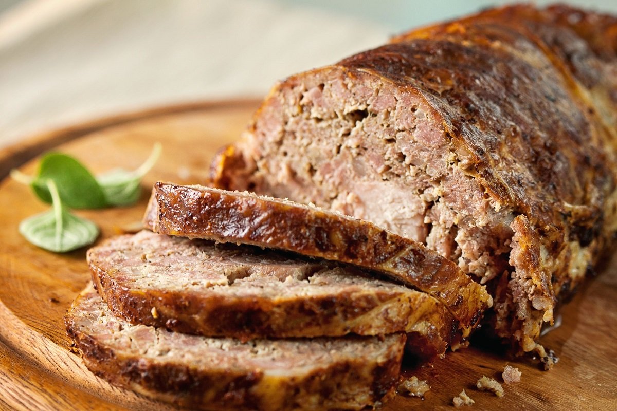 Ricetta del polpettone fatto in casa: ingredienti, dosi e passaggi per un risultato morbido e saporito. Cottura al forno o in padella, idee ripieno, consigli e conservazione.