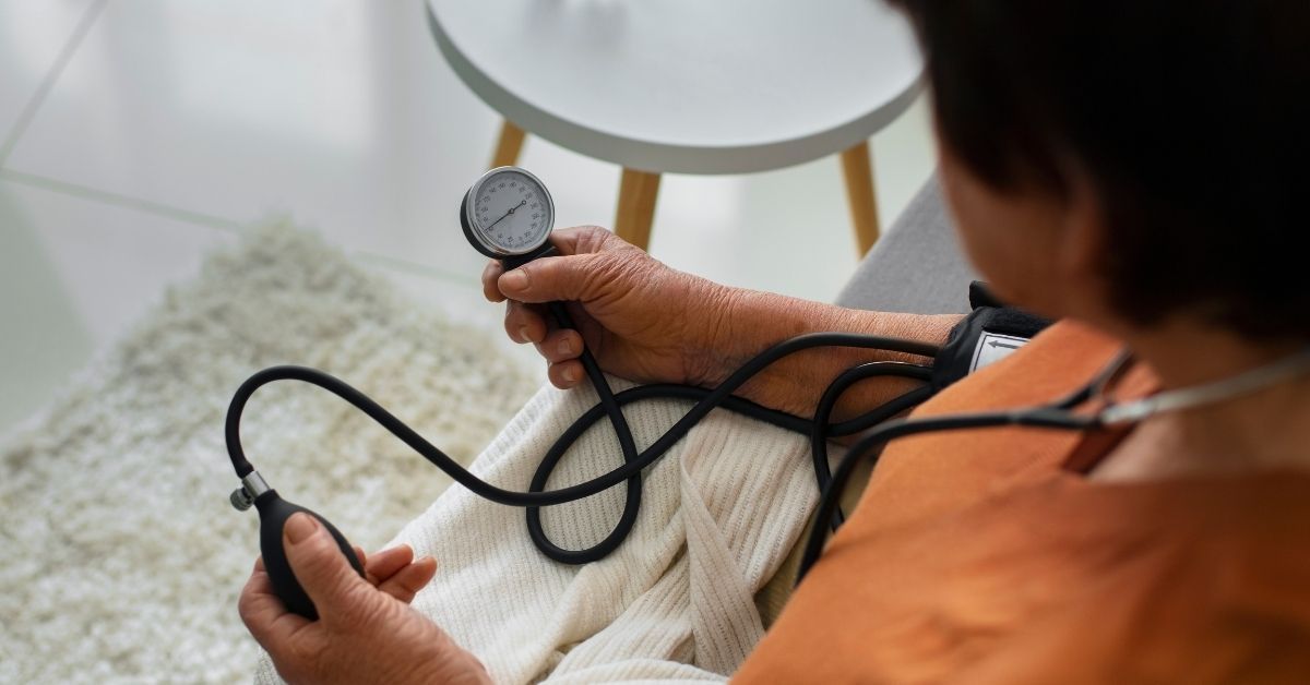 Scopri come abbassare la pressione alta con respirazione profonda, rilassamento, movimento leggero e uno stile di vita sano. Rimedi rapidi, strategie a lungo termine e quando chiamare il medico.